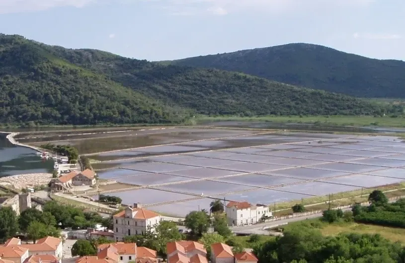 Fotografie solných pánví u Stonu
