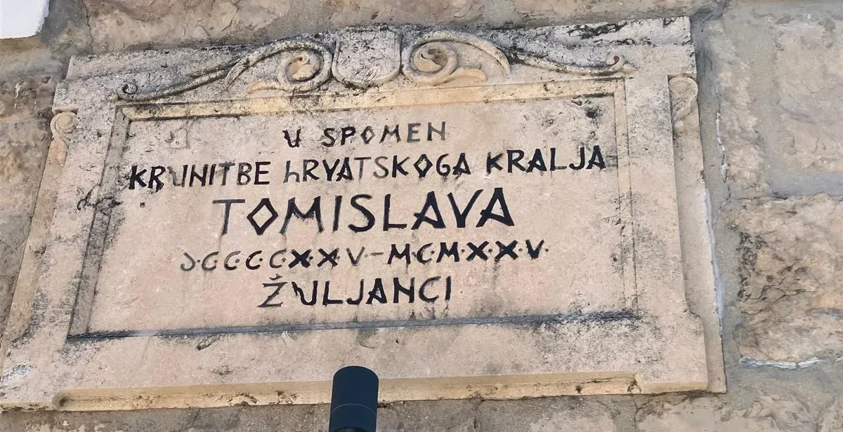 Kamenná deska na zdi s nápisem U spomen krunitbe hrvatskoga kralja Tomislava DCCCCXXV-MCMXXV Žuljanci.